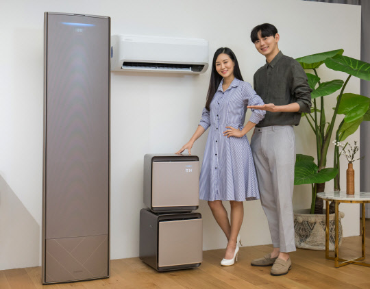 삼성전자 모델들이 2020년형 '무풍에어컨'과 공기청정기 '무풍큐브'를 소개하고 있다. <삼성전자 제공>